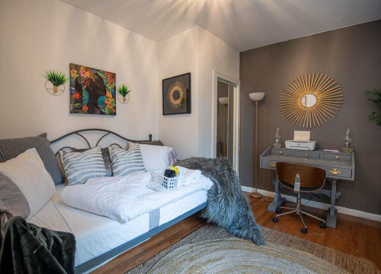 Maximalist Getaway Near Temple Holiday home
