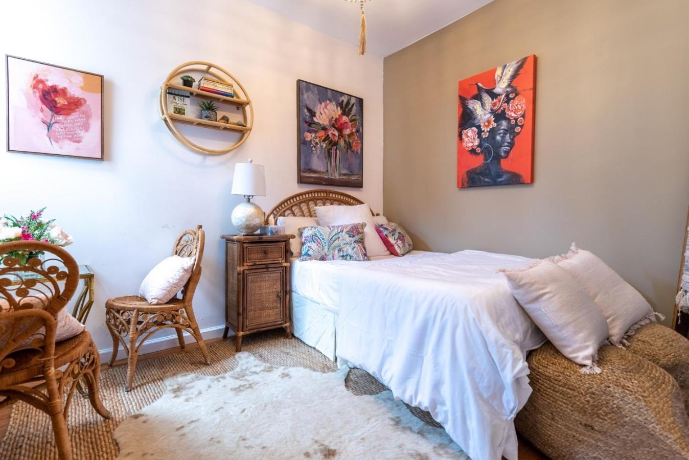 Maximalist Getaway Near Temple Holiday home