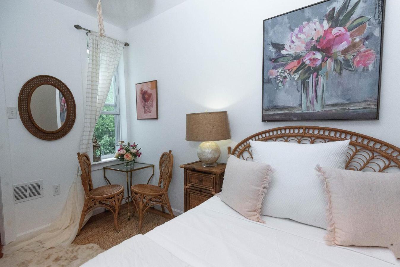 Maximalist Getaway Near Temple Holiday home *